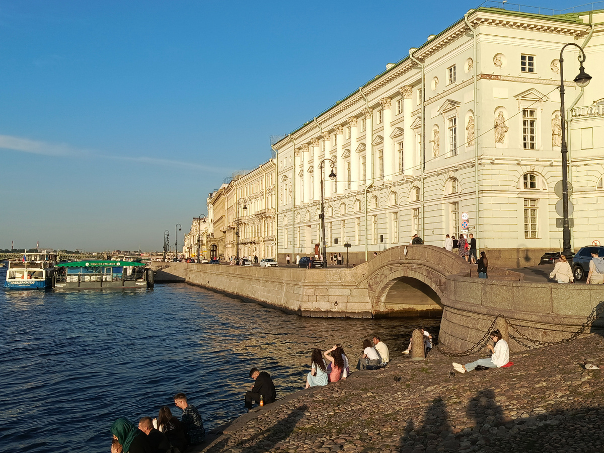 Зимняя канавка. За ней здание Эрмитажного театра.
