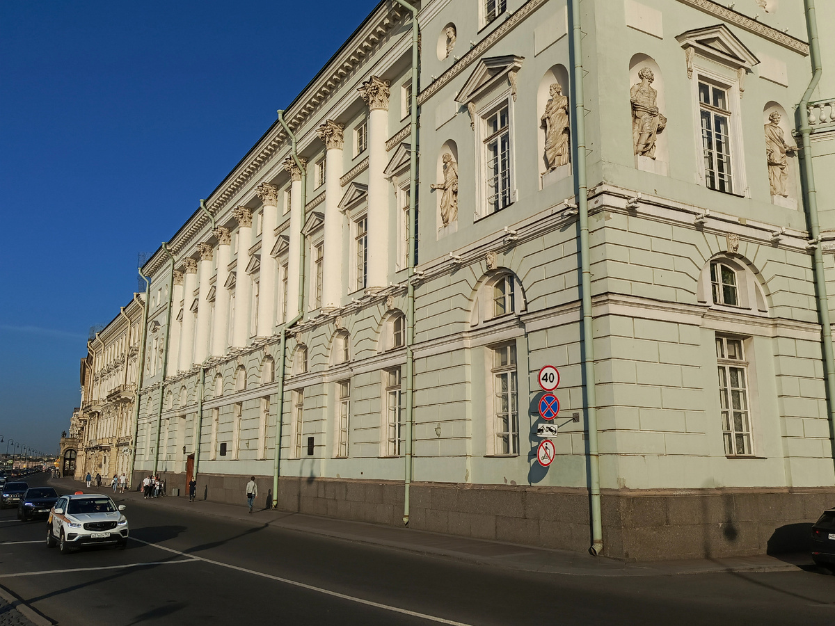 Здание Эрмитажного театра на Дворцовой набережной.