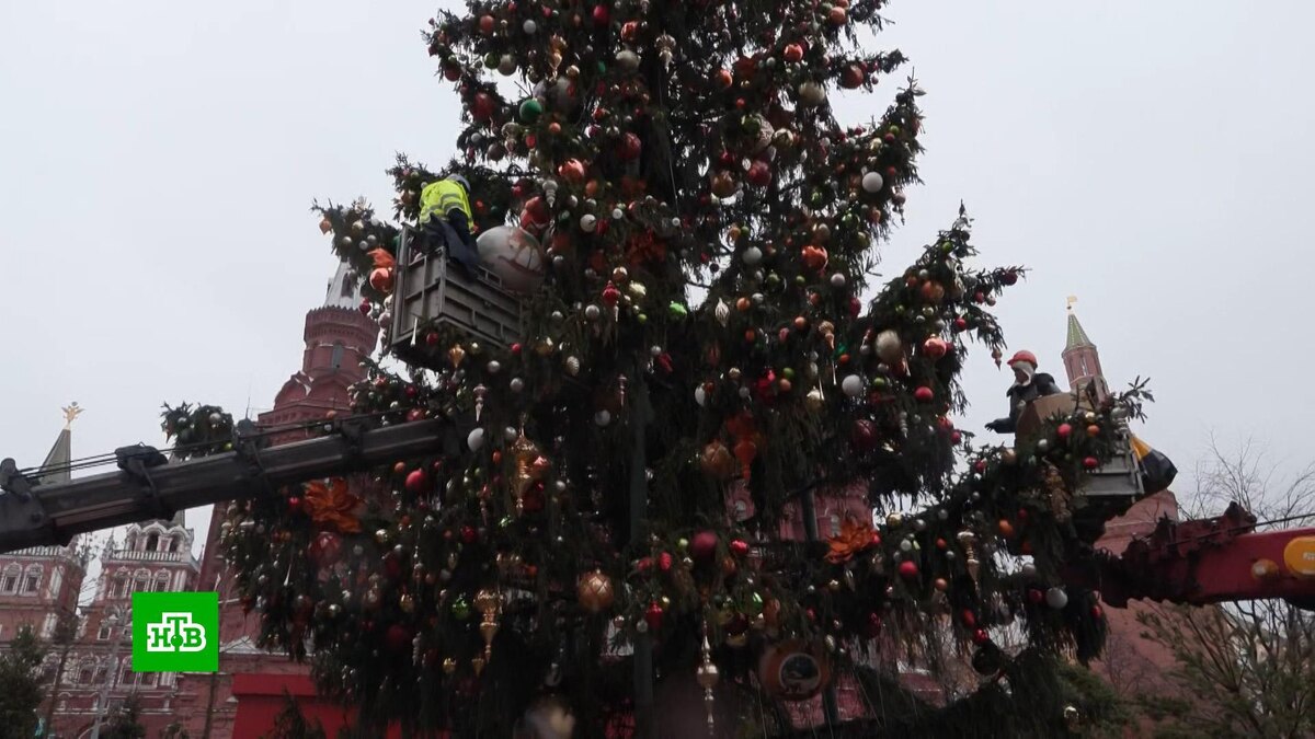    Для елки на Манежной площади изготовили 10 тысяч игрушек и 5 километров гирлянд