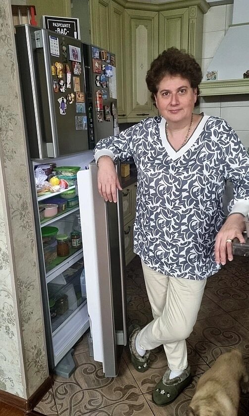    В холодильнике Ольги Бухановской лимон, сливочное масло, десерты, помидор, банки варенья, пачка молока, расфасованная готовая еда в контейнерах: гарниры и вторые блюда, домашние заготовки в стеклянных банках, яблочное пюре для внучки. Фото: Rostov.aif.ru/ Владислав Милевский