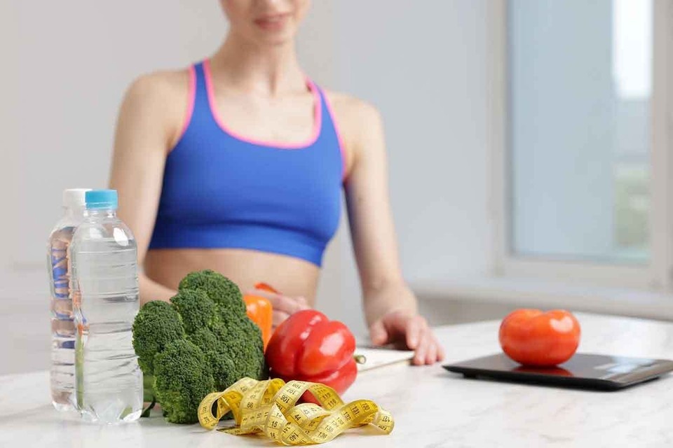    Чтобы похудеть, не обязательно сидеть на строгих диетах: нужно вести дневник питания, больше пить, двигаться и есть небольшими порциями. Фото: New Africa/Shutterstock/Fotodom