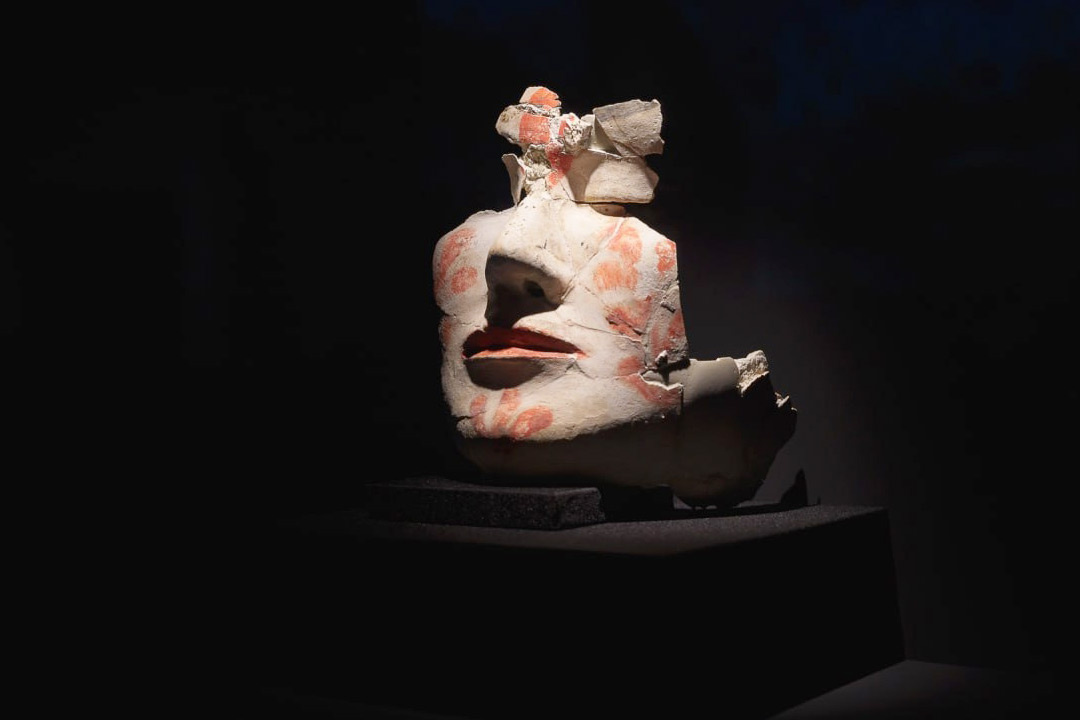    Тесинская погребальная маска с орнаментом. Фото НГХМ