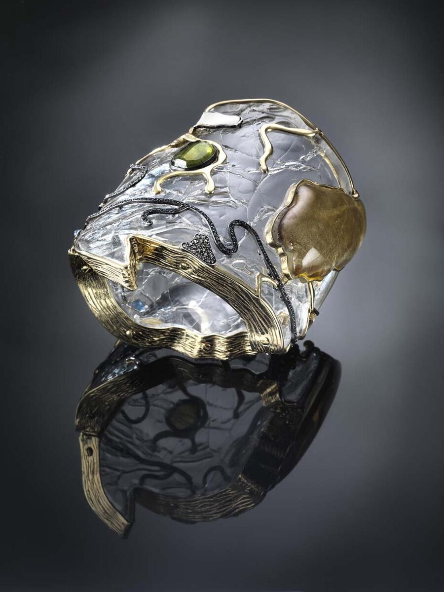 Уникальный браслет Luz Camino Fragmented Africa из золота и серебра с хрусталем, кварцем цвета виски, сапфирами, танзанитом, изумрудом, бриллиантами и смолой.