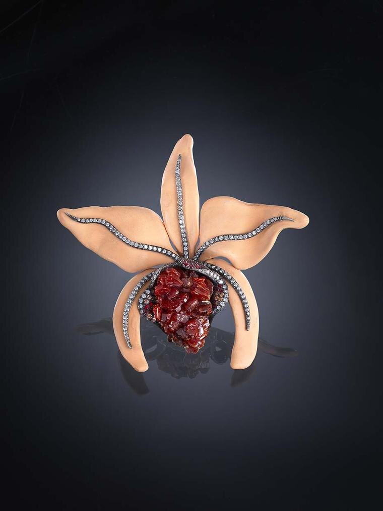 Уникальная брошь Luz Camino Orchid из серебра и золота со смолой, ванадинитом, бриллиантами и сапфирами.