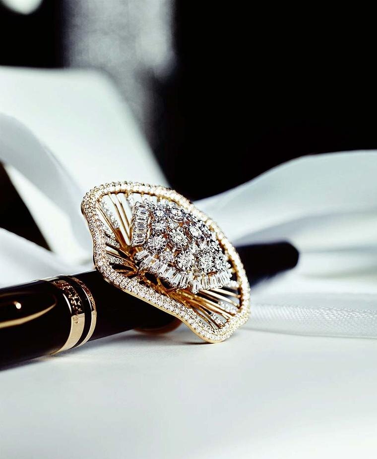 Это изысканное бриллиантовое кольцо Inara от Tanishq выполнено из желтого и белого золота и идеально подойдет к свадебному наряду или коктейльному платью.
