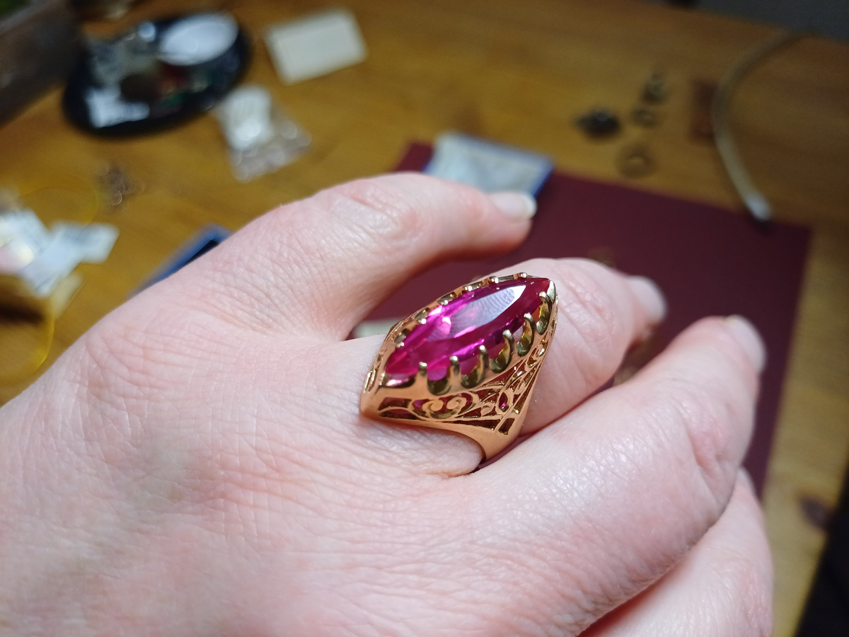 Винтажное кольцо на моей руке. Фото автора.