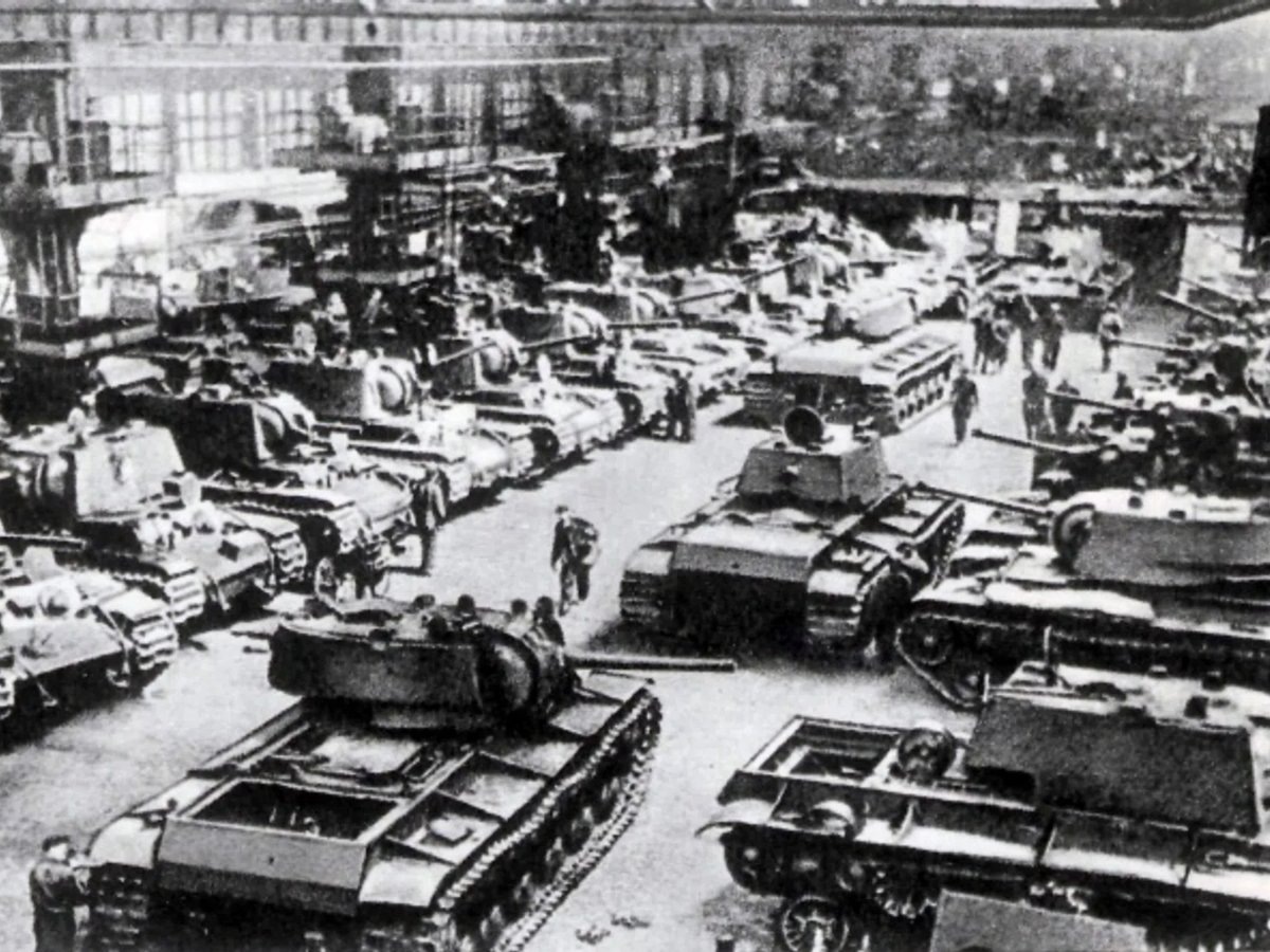    Цех по производству танков КВ на Кировском заводе в 1941 году
