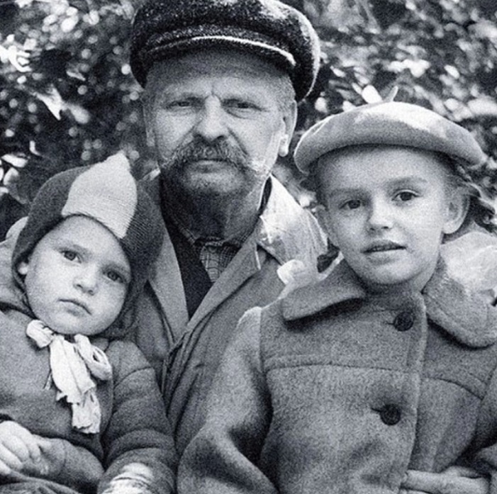 Наталья в детстве с дедушкой и младшим братом