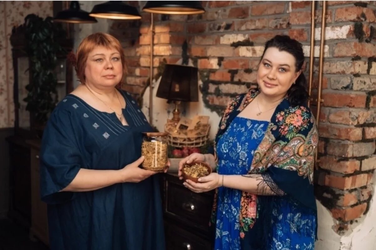    Светлана Владимировна, фельдшер по профессии, создала бизнес на основе семейных традиций. На фото с дочерью