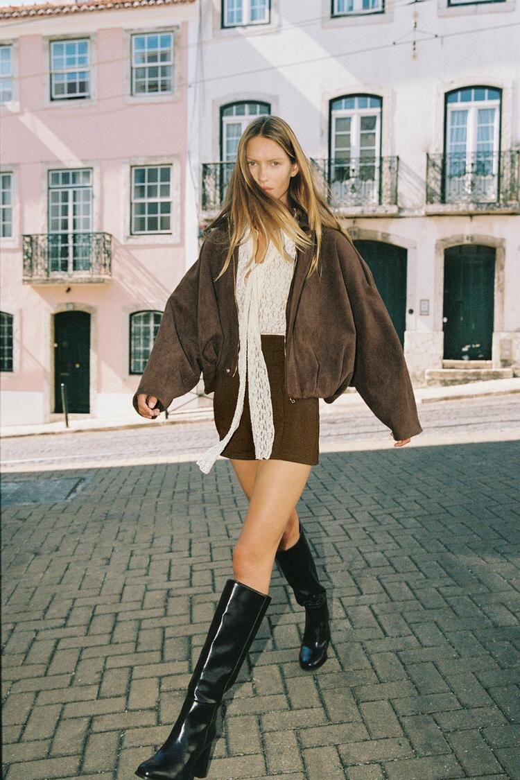 Городской уличный стиль Y2K: свобода движений и элегантность.