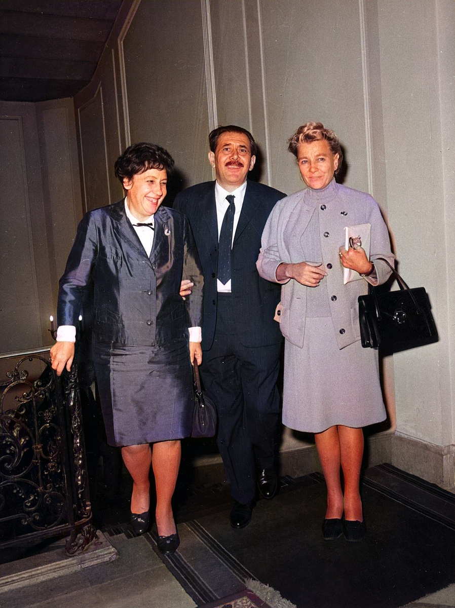 Екатерина Фурцева (справа) и заместитель министра по делам культуры Венгерской народной республики Дьёрдь Ацел (в центре)