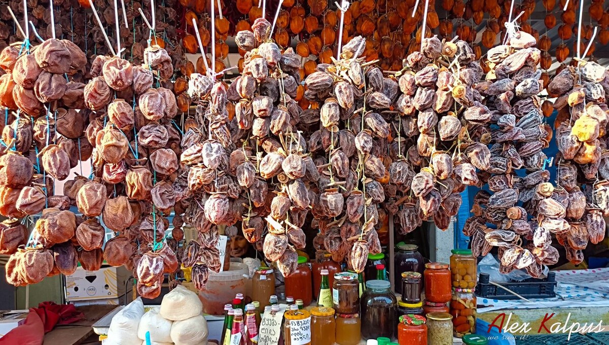 Сушка хурмы в деревне. В грузинских селах с приходом осени начинается особый период - подготовка к зиме. Одним из главных ритуалов этой поры является заготовка сушеной хурмы, известной как "хурмис чири". 