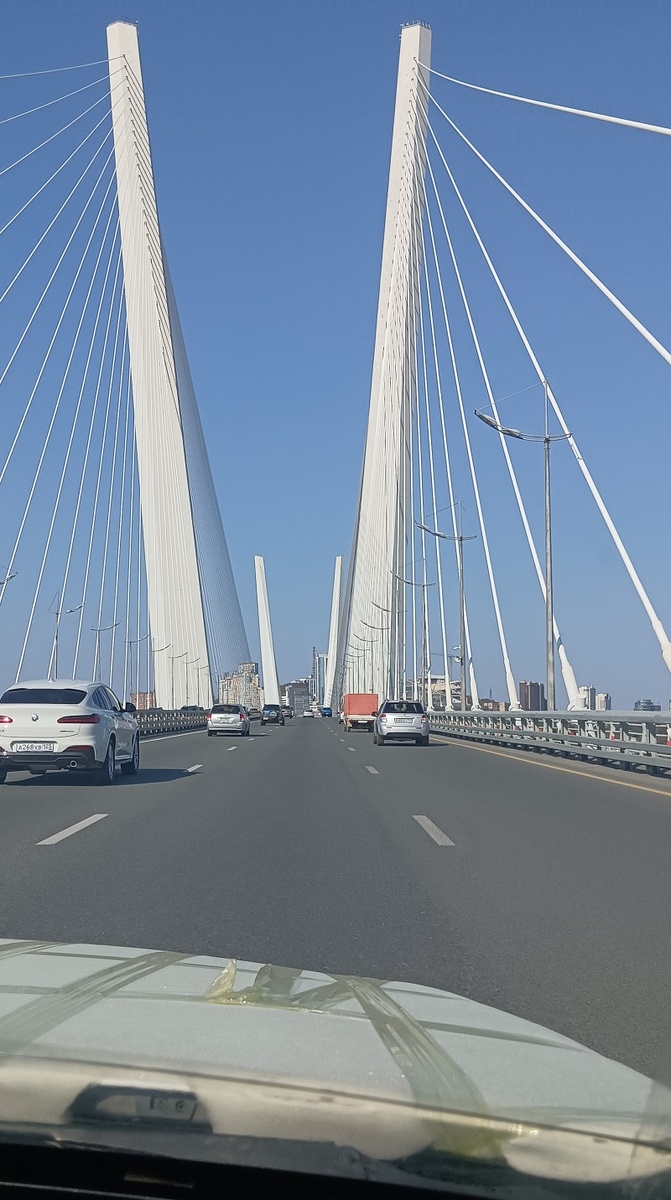 Интересно, какие тролли живут под такими мостами - и живут ли они под ними вообще? 