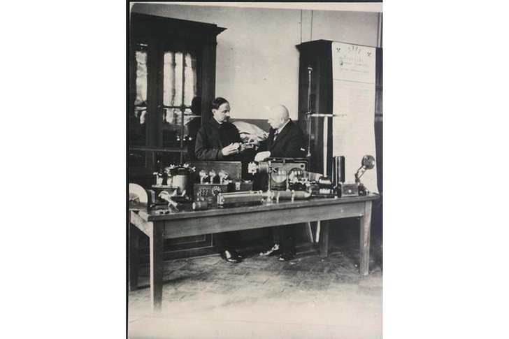    Борис Розинг (слева) в лаборатории   
Госкаталог/ ЦМС имени А.С. Попова