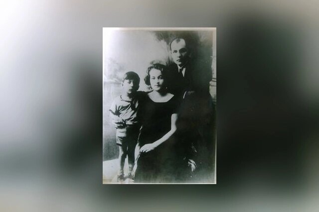    Карим Хакимов, его супруга Хадича и сын Шамиль Фото: Wikimedia commons