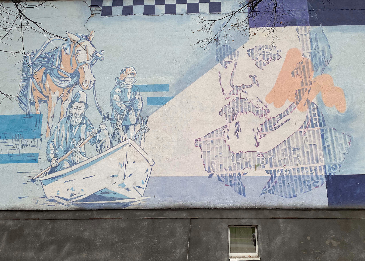 Некрасовские мотивы на фасаде библиотеки.