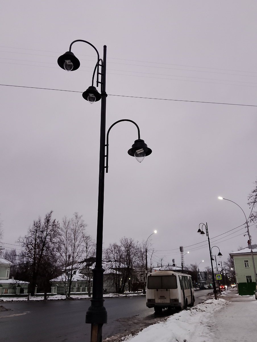 Новые фонари не подключили, и, наверное, в этом году не подключат. Хорошо, что не везде убрали старые, иначе совсем темень. Фото автора 