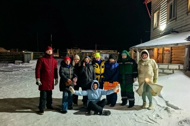    Туристы, местные жители, ветеринары и сотрудники Росприроднадзора все вместе спасали тюленя. Фото: Из личного архива