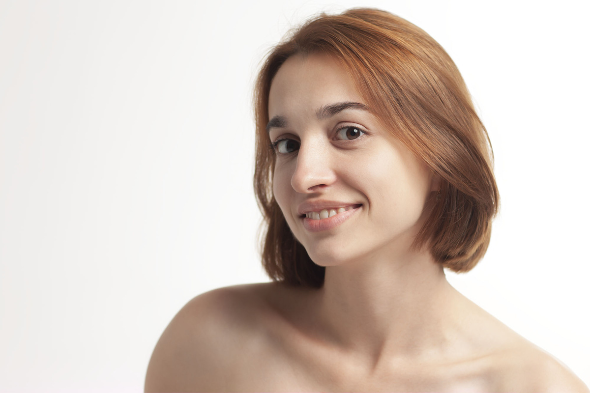 Фокус на левом глазу модели, на нем заметен Catchlight, вместе они привлекают внимание к злазм девушки и делают ее взгляд живым и эмциональным.