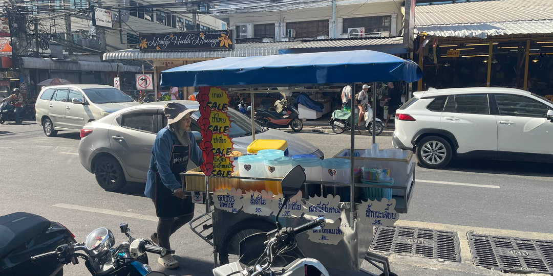 Почему в Азии каждый может выйти торговать на улицу, а у нас это нереально