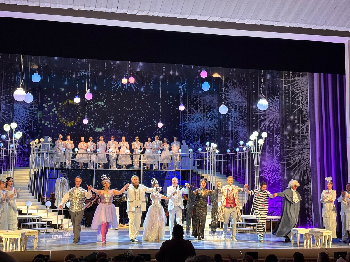 Фото из недавнего похода с подружайками  в театр на вечную классику "Летучую мышь" - для создания новогоднего настроения. Любите ли вы "Летучую мышь" и шамп-ое в антракте так же, как люблю их я?))