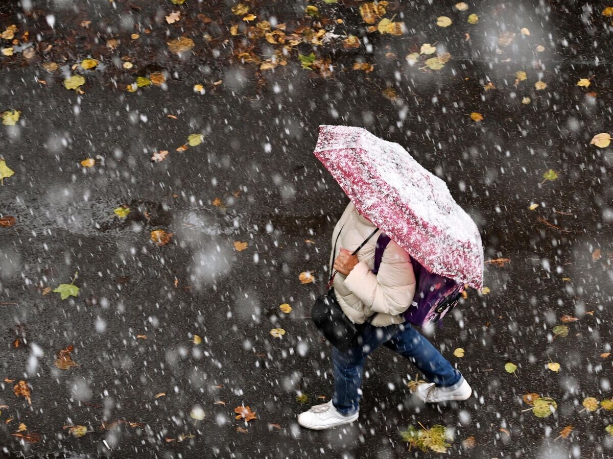    Женщина во время снегопада на одной из улиц Москвы© РИА Новости / Алексей Майшев