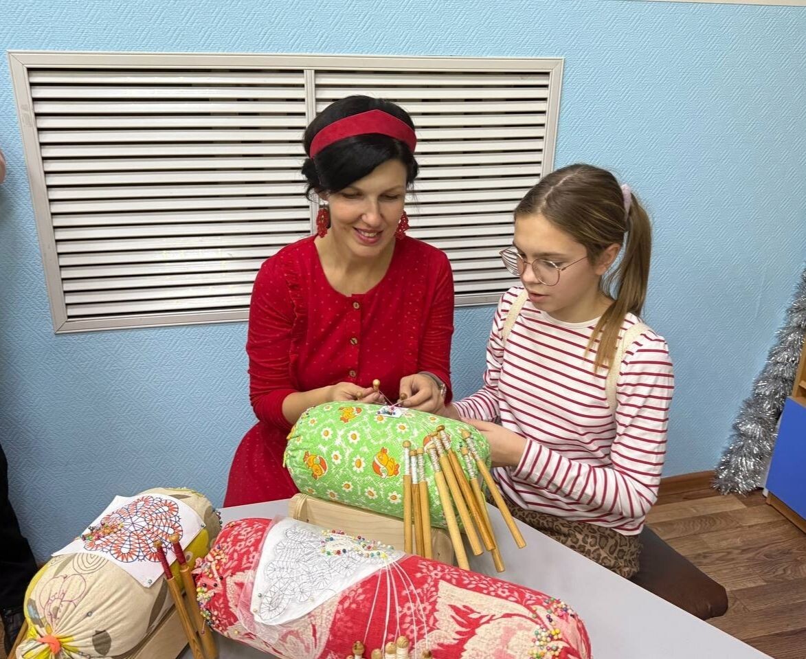 Елена Владимировна Петрашова ведет мастер-класс по кружевоплетению. Фото из архива Елены Петрашовой. 