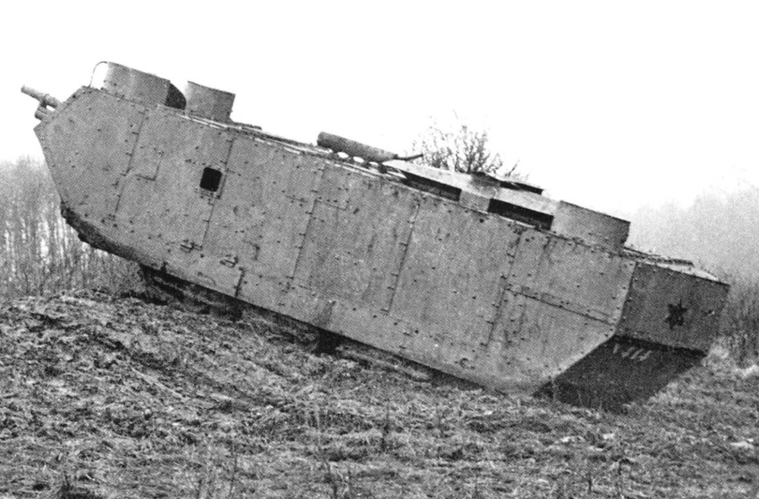Saint-Chamond, первый, он же самый массовый танк с электромеханической трансмиссией. Выпустили 400 штук.