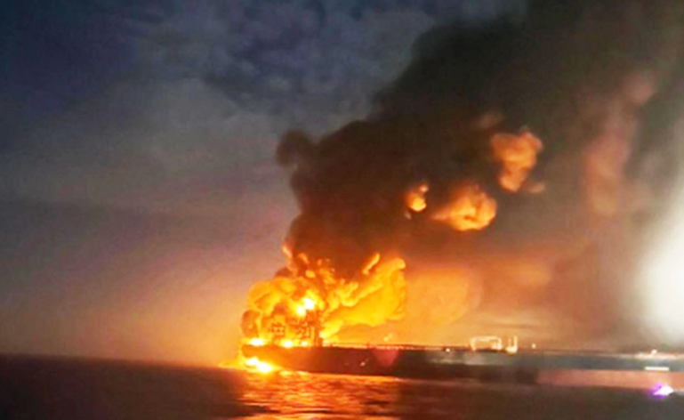 В соцсетях ходят такие снимки. Якобы, это один из танкеров, подвергшихся атаке