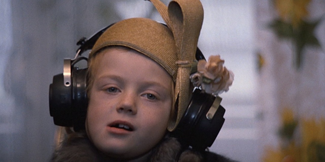 Ладно, что в фильме "Про Красную Шапочку" малыша играет Инна Степанова. Но к чему в "Родню" Н. Михалков пригласил активного Фёдора Стукова?