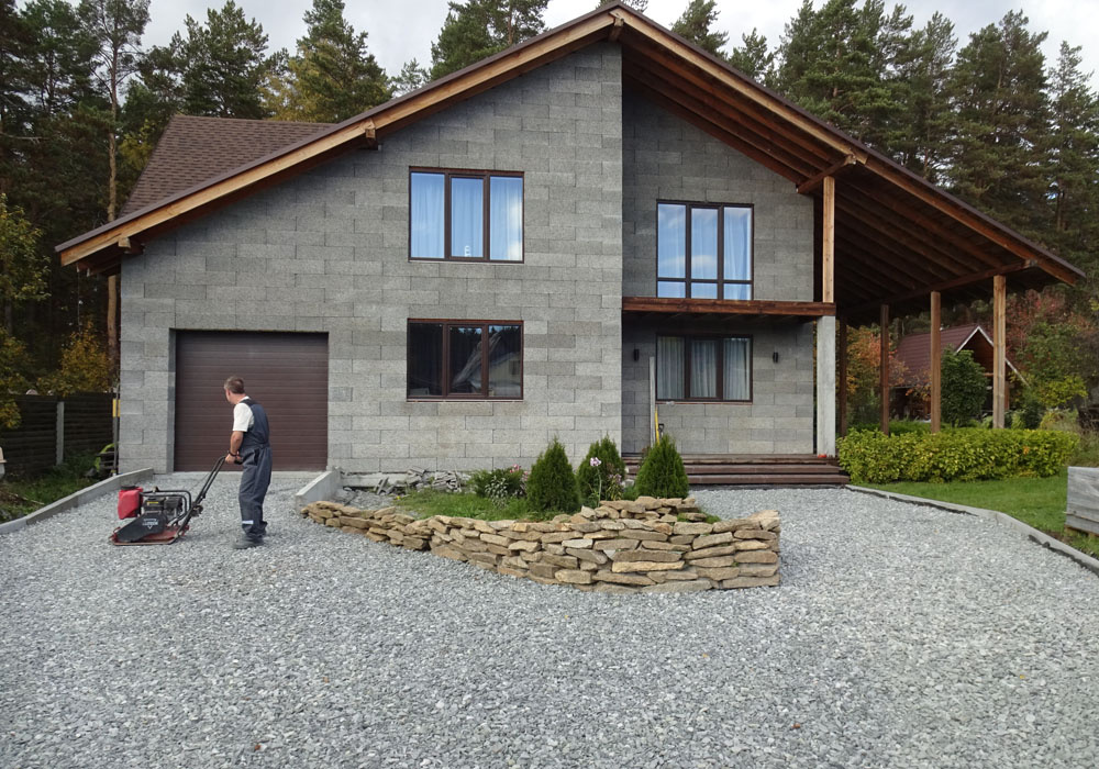 Типа элита, трамбует двор 