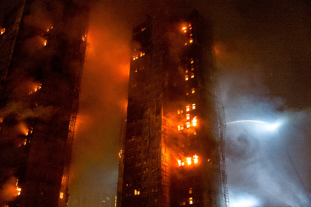   Chan Long Hei / AP- Пожар в жилом комплексе Wang Fuk Court в районе Тай По в Гонконге, Китай. В результате пожара погибли 65 человек
