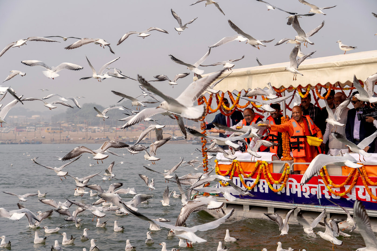   Главный министр штата Уттар-Прадеш Йоги Адитьянат кормит сибирских чаек на Сангаме — месте слияния рек Ганг, Ямуна и мифической Сарасвати — накануне ежегодного индуистского фестиваля Магх Мела в Праяградже, Индия 
Rajesh Kumar Singh / AP