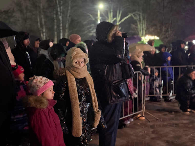    Деды Морозы в Олонце под дождем зажгли огни на елкеАдминистрация Олонецкого района