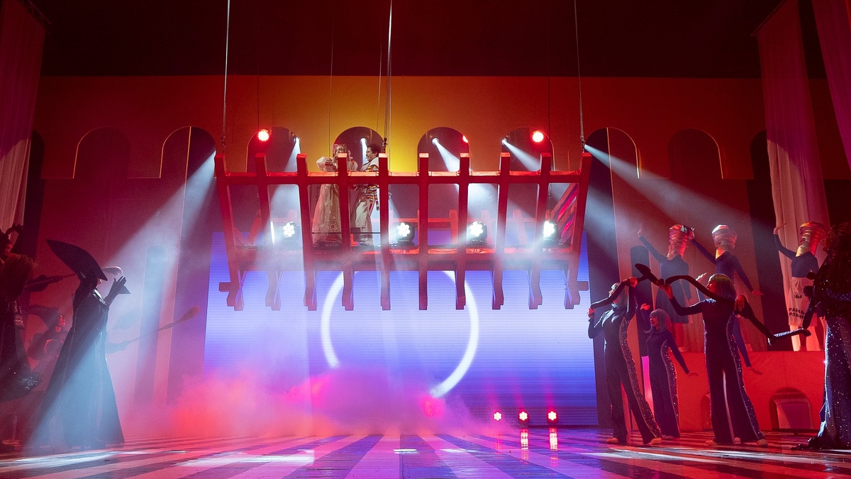    Москва с овациями приняла югорский спектакль «Летучий корабль»