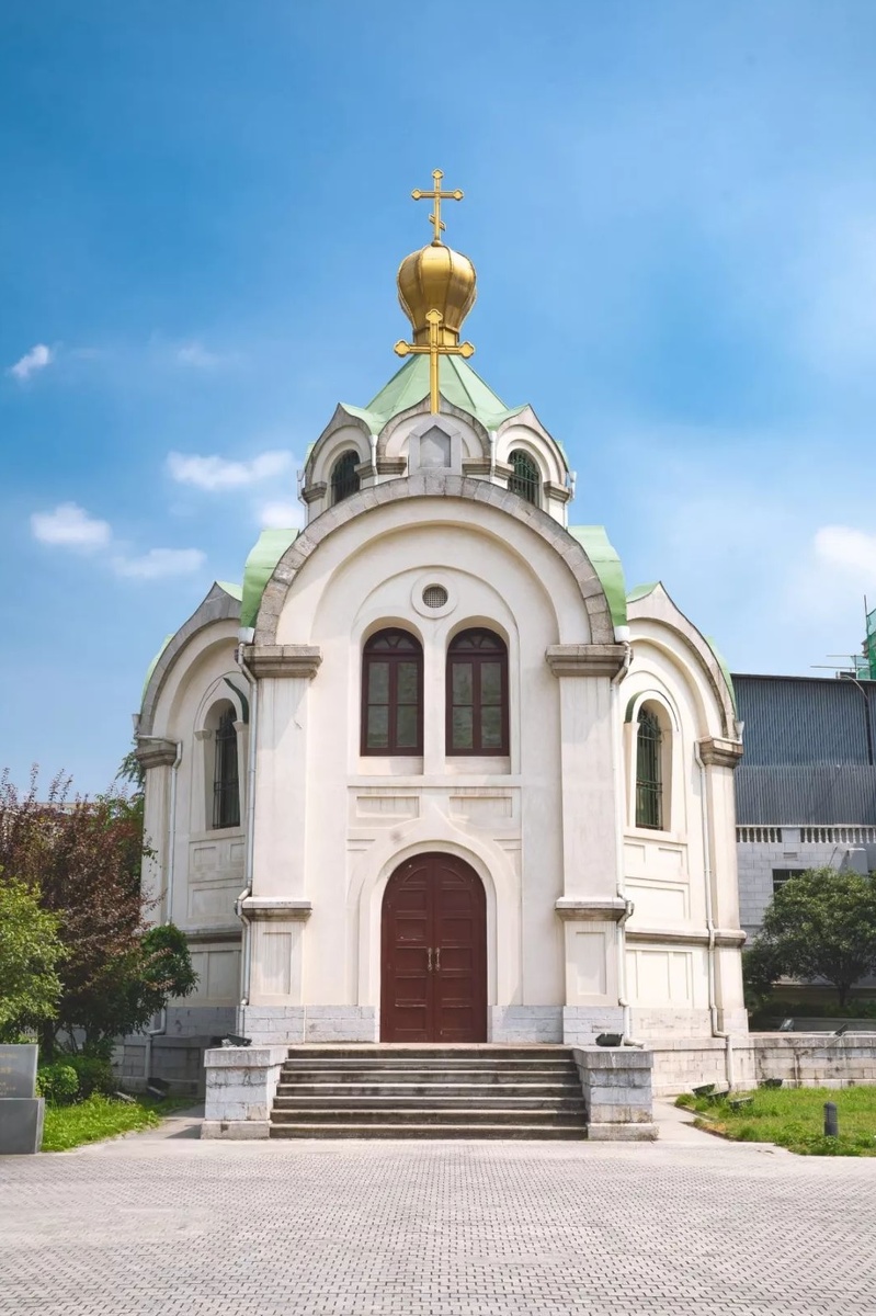 Церковь Александра Невского. Единственная православная церковь в Ухане. 2 мая 1876 года представитель русских торговцев чаем Петр Поткин доставил строительные материалы из России, и началось строительство церкви. В 1885 году российский вице-консул в Ханькоу, Иванов, профинансировал строительство церкви. (2 фото)