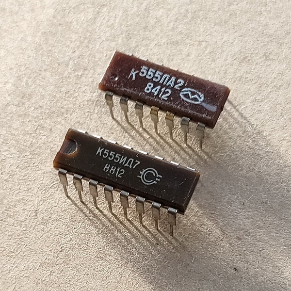 Советские микросхемы - К555ЛА2 (производство "Мезон", Кишинёв) и К555ИД7 (производство "Светлана", Ленинград)