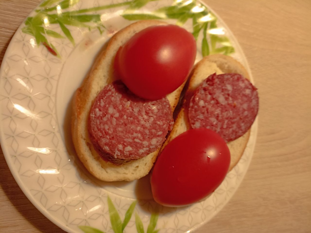 колбаска помидорам не помеха в зимнем меню