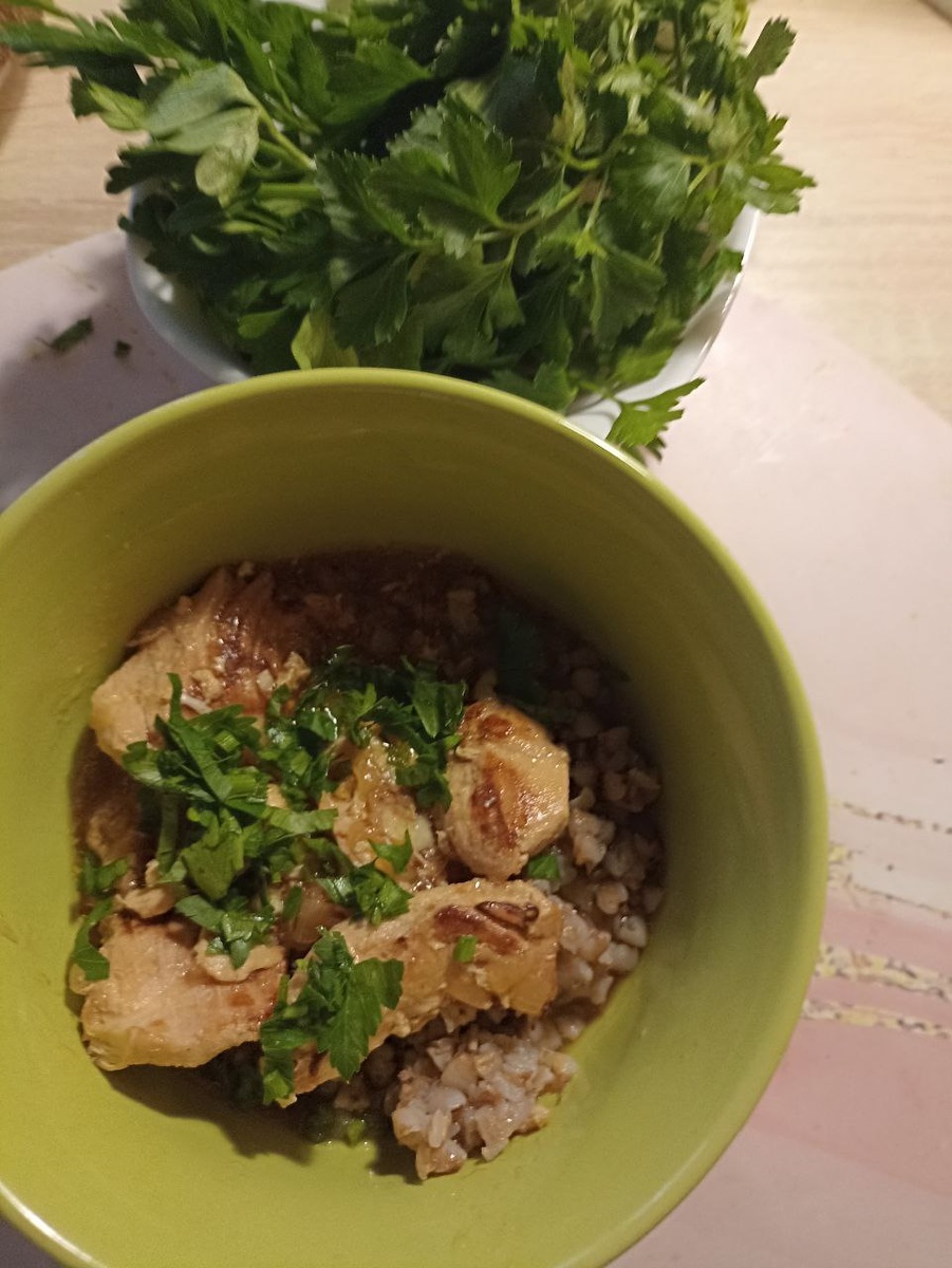 жареная говядина с солеными  огурчиками и зеленью, фото автора