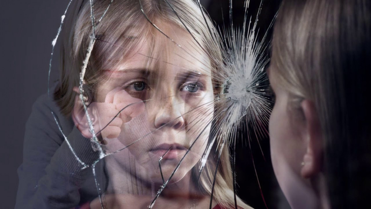 

 Травма отвержения – это психологическая проблема, которая связана с последствием деструктивного семейного воспитания. Она формируется у тех людей, которых не замечали, игнорировали, отталкивали, не любили родители.