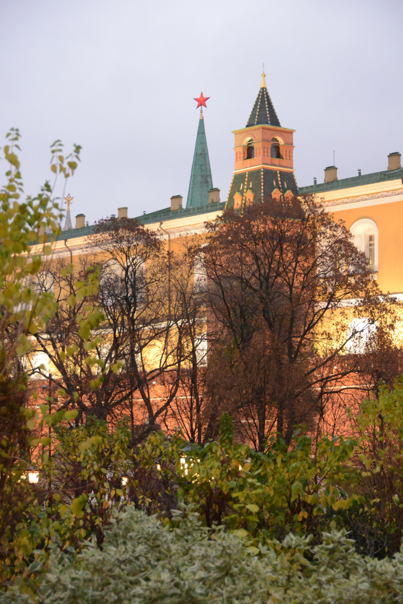 Осень в Александровском Саду. Фото автора канала "Приключения Тома Сойера".