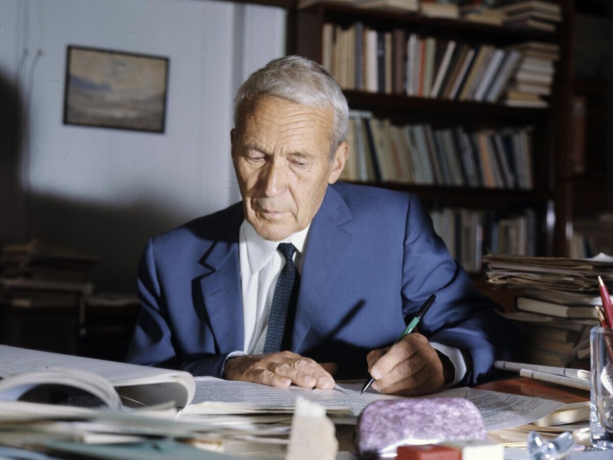    Академик Андрей Колмогоров в своем рабочем кабинете© РИА Новости / Борис Елин