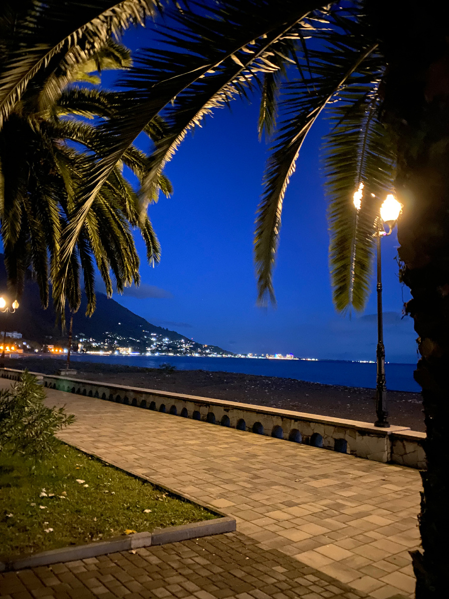 Вечер в Гаграх