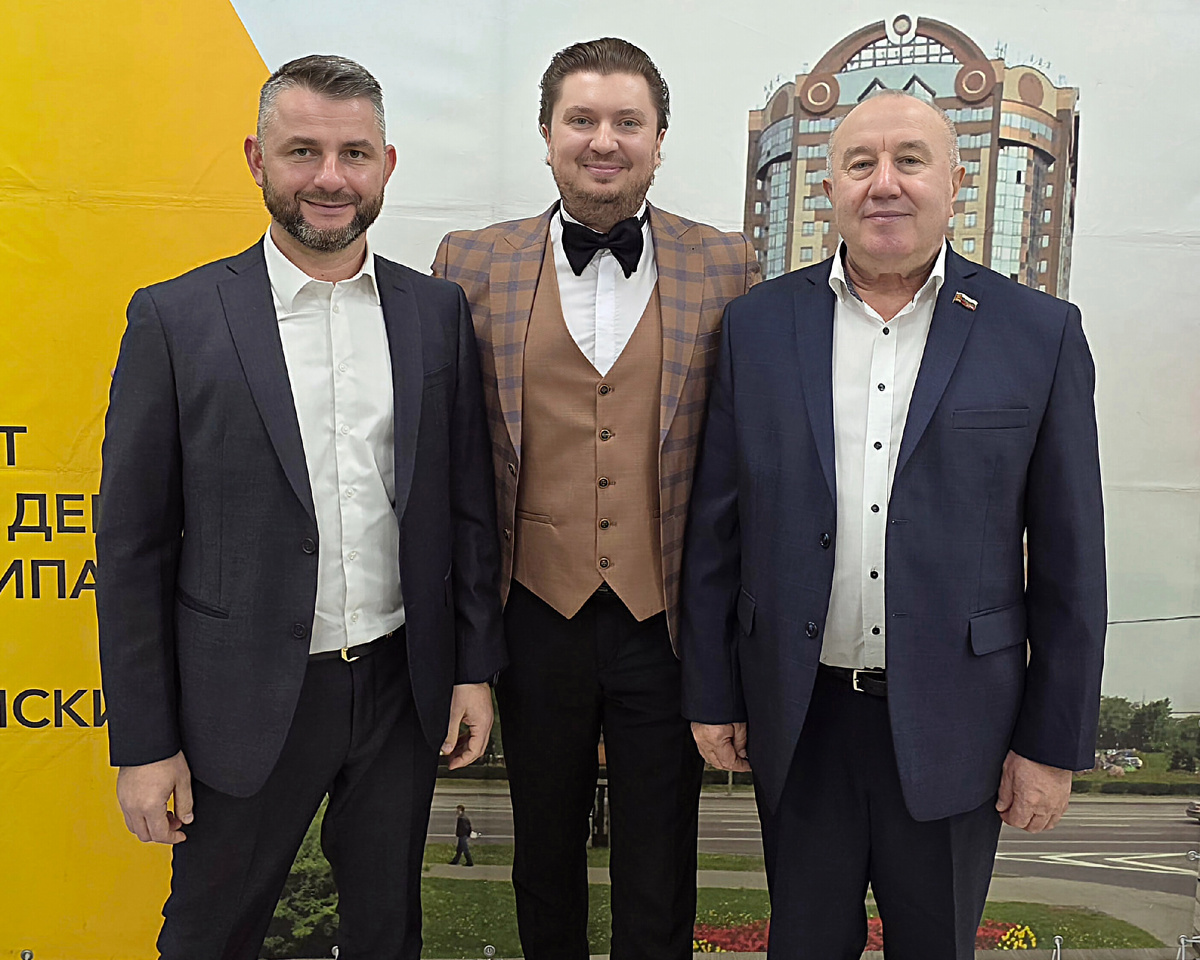 Глава управы Можайского района города Москвы Алексей Мазанов, Илья Ушуллу, глава муниципального округа Можайский в городе Москве Сергей Чамовских.