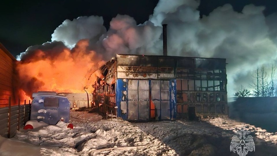 В Новом Уренгое сотрудник МЧС 2 часа тушили крупный пожар