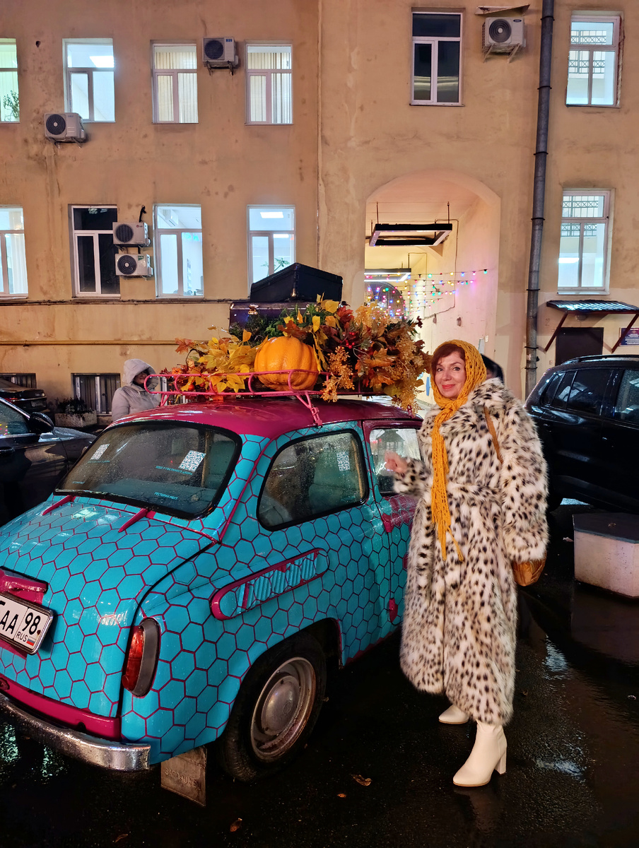 Автор вчера вечером в новой шубе в самом что ни на есть питерском дворике!