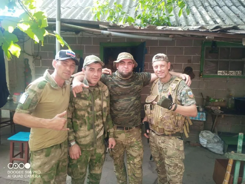 Справа налево: Таксист, Бакен, комвзвода Тайга (погибший под Часов Яром) и Гром. Осень 24-го. Все еще живы...