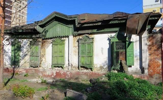 г.Омск    ул.Сенная 24      "Благодаря" чиновникам, дом скоро будет разрушен, а земля к удовольствию чиновников будет продана. 