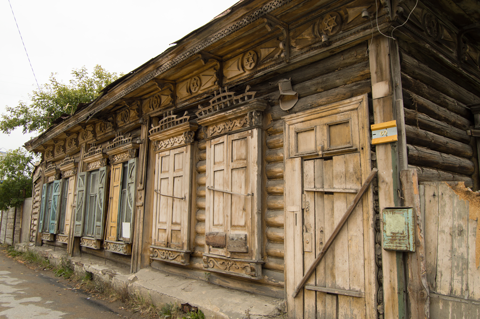 г.Омск ул.10 лет Октября 60   Если ещё недавно этот дом выглядил жилым, то недавно крыша обвалилась и теперь он обречен.