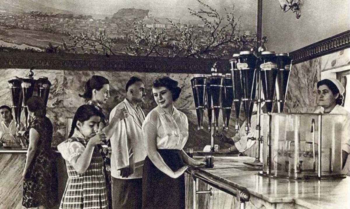 Старая фотография (примерно 50-х годов) продажа вод Лагидзе на проспекте Руставели в Тбилиси. Фото из Интернет.